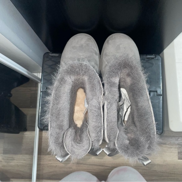 *SOLD* Ugg Bailey Bow Gray Boot Size 8 grey - Picture 8 of 8